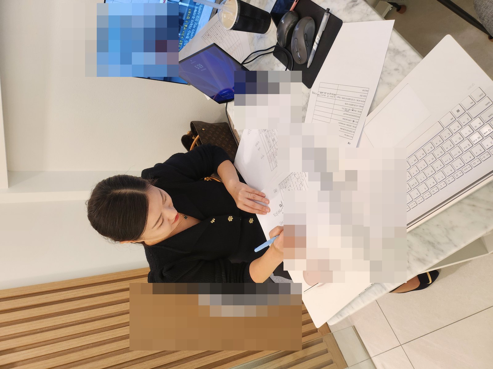 실무 현장(문서·모니터 모자이크)